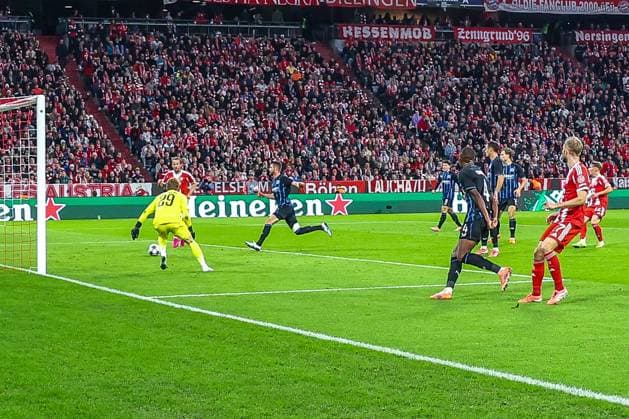 Harry Kane 9 (FC Bayern Muenchen) schiebt zum 2:0 ein nach Pass von Konrad Laimer 27 (FC Bayern Muenchen), FC Bayern Muenchen vs. Club Brugge, Fussball, Maenner, UEFA Champions League, Saison 2025 2026, Allianz Arena, 3. Spieltag, 22.10.2025 Muenchen Bayern Deutschland