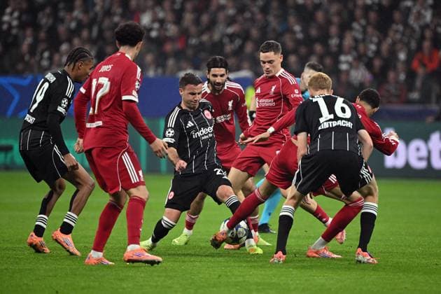 22.10.2025, xjhx, Fussball UEFA Champions League, Eintracht Frankfurt - FC Liverpool v.l. Mario Götze Goetze (Eintracht Frankfurt) Florian Wirtz (FC Liverpool) Zweikampf, Aktion, action, battle for the ball (UEFA REGULATIONS PROHIBIT ANY USE OF PHOTOGRAPHS as IMAGE SEQUENCES and or QUASI-VIDEO) Frankfurt am Main