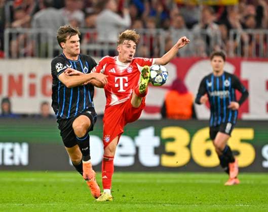 RECORD DATE NOT STATED 22.10.2025, Fussball UEFA Championsleague 2025 2026: Vorrunde 3.Spieltag, FC Bayern München - Club Brügge, in der Allianz-Arena München. v.l. Björn Meijer (Club Brügge) gegen Lennart Karl (FC Bayern München)