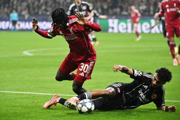 22.10.2025, xjhx, Fussball UEFA Champions League, Eintracht Frankfurt - FC Liverpool v.l. Jeremie Frimpong (FC Liverpool) Nathaniel Brown (Eintracht Frankfurt) Zweikampf, Aktion, action, battle for the ball (UEFA REGULATIONS PROHIBIT ANY USE OF PHOTOGRAPHS as IMAGE SEQUENCES and or QUASI-VIDEO) Frankfurt am Main