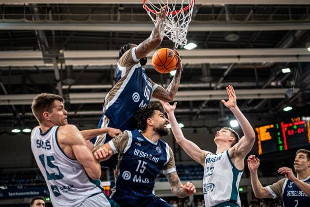 BCL: MLP Academics Heidelberg - Legia Warszawa; 22.10.2025 Dusan Neskovic (7; MLP Academics Heidelberg) versucht einen Dunk, Marcel Keßen (15; MLP Academics Heidelberg) und Michal Kolenda (23; Legia Warszawa) verteidigen gegen Ojars Silins (15; Legia Warszawa) Basketball Champions League: MLP Academics Heidelberg – Legia Warszawa, 22.10.2025 at SNP-Dome, Heidelberg. *** BCL MLP Academics Heidelberg Legia Warszawa 22 10 2025 Dusan Neskovic 7 MLP Academics Heidelberg attempts a dunk, Marcel Keßen 15 MLP Academics Heidelberg and Michal Kolenda 23 Legia Warszawa defend against Ojars Silins 15 Legia Warszawa Basketball Champions League MLP Academics Heidelberg - Legia Warszawa, 22 10 2025 at SNP Dome, Heidelberg Copyright: xBEAUTIFULxSPORTS Gelhardtx