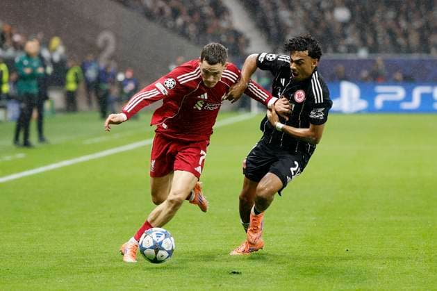 v.l. Zweikampf zwischen: Florian Wirtz (Liverpool FC, 7) und Nathaniel Brown (Eintracht Frankfurt, 21), 22.10.2025, Fussball, Uefa Champions League, Eintracht Frankfurt - Liverpool FC, GER, Frankfurt am Main, Deutsche Bank Park. Copyright: HMBxMedia xHeikoxBecker