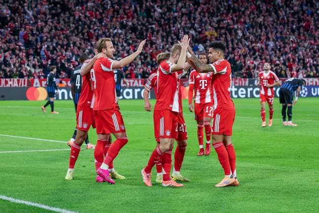 Torjubel der Mannschaft (FC Bayern Muenchen) nach dem 2:0 durch Harry Kane 9 (FC Bayern Muenchen), FC Bayern Muenchen vs. Club Brugge, Fussball, Maenner, UEFA Champions League, Saison 2025 2026, Allianz Arena, 3. Spieltag, 22.10.2025 Muenchen Bayern Deutschland