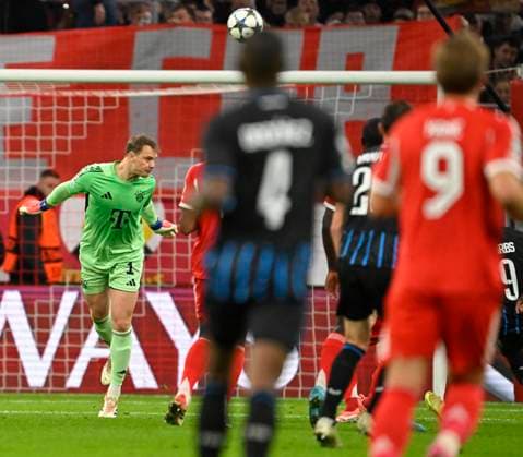22.10.2025, Fussball UEFA Championsleague 2025 2026: Vorrunde 3.Spieltag, FC Bayern München - Club Brügge, in der Allianz-Arena München. Torwart Manuel Neuer (FC Bayern München) wehrt den Ball ab.