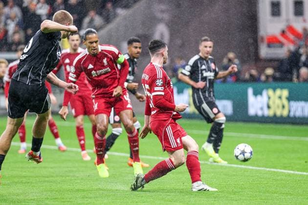 Rasmus Kristensen (Eintracht Frankfurt,13) mit dem Schuss zum Tor UEFA Champions League, 3. Spieltag: Eintracht Frankfurt - FC Liverpool am 22.10.25 in Deutsche Bank Park, Frankfurt Frankfurt Deutsche Bank Park Frankfurt Deutschland Copyright: xAlfioxMarinox