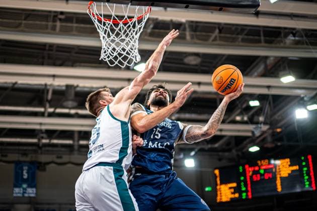 BCL: MLP Academics Heidelberg - Legia Warszawa; 22.10.2025 Marcel Keßen (15; MLP Academics Heidelberg) versucht einen Korbleger gegen einen Verteidiger von Legia Warszawa Basketball Champions League: MLP Academics Heidelberg – Legia Warszawa, 22.10.2025 at SNP-Dome, Heidelberg. Copyright: xBEAUTIFULxSPORTS Gelhardtx
