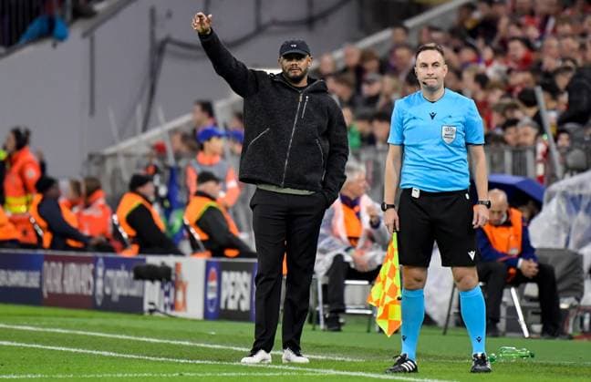 22.10.2025, xemx, Fussball UEFA Champions League, FC Bayern Muenchen - Club Brügge v.l. Cheftrainer Vincent Kompany (FC Bayern Muenchen) gibt Anweisungen, gestikuliert mit den Armen, gesticulate, gives instructions (DFL DFB REGULATIONS PROHIBIT ANY USE OF PHOTOGRAPHS as IMAGE SEQUENCES and or QUASI-VIDEO) Muenchen