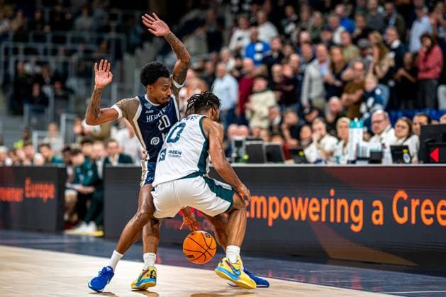 BCL: MLP Academics Heidelberg - Legia Warszawa; 22.10.2025 Michael Weathers (20; MLP Academics Heidelberg) verteidigt gegen Jayvon Graves (0; Legia Warszawa) mit Ball Basketball Champions League: MLP Academics Heidelberg – Legia Warszawa, 22.10.2025 at SNP-Dome, Heidelberg. Copyright: xBEAUTIFULxSPORTS Gelhardtx