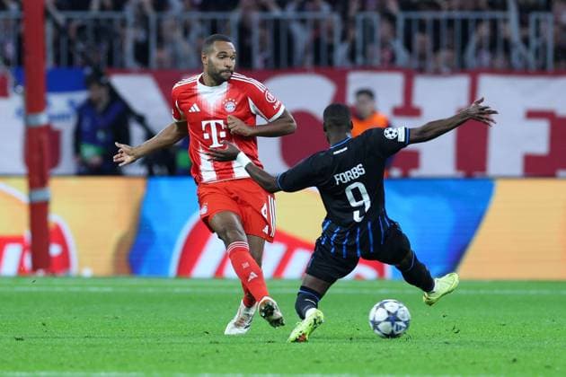 Fußball Champions League 3. Spieltag FC Bayern München - FC Brügge am 22.10.2025 in der Allianz Arena in München Jonathan Tah ( München ), links - Carlos Forbs ( Brügge ), rechts