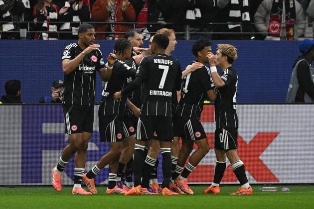 22.10.2025, xpsx, Fussball UEFA Champions League, Eintracht Frankfurt - FC Liverpool v.l. Torjubel nach dem Tor zum celebrating the goal celebrate 1:0 durch Rasmus Kristensen (Eintracht Frankfurt) (DFL DFB REGULATIONS PROHIBIT ANY USE OF PHOTOGRAPHS as IMAGE SEQUENCES and or QUASI-VIDEO) Frankfurt am Main