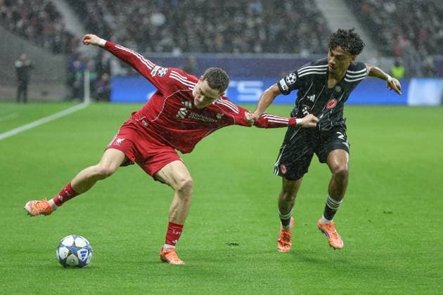 UEFA Champions League - Eintracht Frankfurt - Liverpool FC am 22.10.2025 im Deutsche Bank Park in Frankfurt Florian Wirtz (Liverpool 7) gegen Nathaniel Nene Brown (Frankfurt 21)