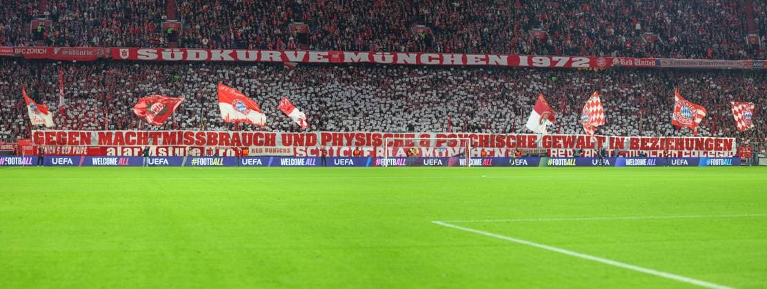 Banner der Fans von Team (FC Bayern München) beim Spiel zwischen FC Bayern München v Club Brugge, Fußball, Herren, UEFA Champions League, 2025 2026, 3.Spieltag am 22.10.2025 in München, Allianz-Arena. DFL and DFB regulations prohibit any use of photographs as image sequences and or quasi-video. Bayern Deutschland