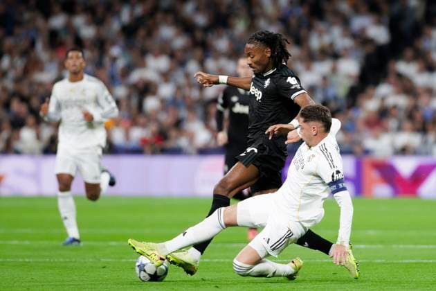 UEFA champions league - Real Madrid vs Juventus MADRID, SPAIN - October 22:Khephren Thuram of Juventus and Federico Valverde of Real Madrid fight for the ball during the UEFA champions league 2025 26 match between Real Madrid and Juventus at Santiago Bernabeu Stadium. (Photo by Guille Martinez f22photo) Madrid Santiago Bernabeu Stadium Spain Copyright: xGuillermoxMartinezx