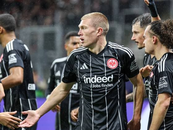 Rasmus Kristensen (Eintracht Frankfurt,13) jubelt nach seinem Tor mit seinen Mitspielern UEFA Champions League, 3. Spieltag: Eintracht Frankfurt - FC Liverpool am 22.10.25 in Deutsche Bank Park, Frankfurt Frankfurt Deutsche Bank Park Frankfurt Deutschland Copyright: xAlfioxMarinox