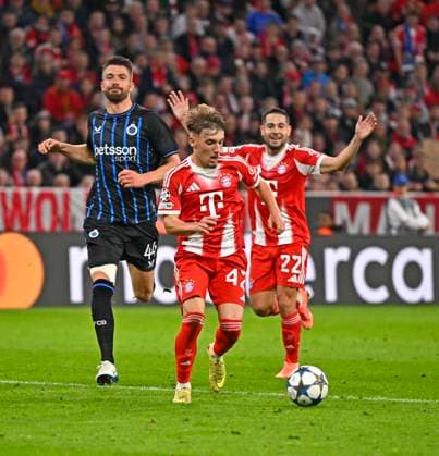 22.10.2025, Fussball UEFA Championsleague 2025 2026: Vorrunde 3.Spieltag, FC Bayern München - Club Brügge, in der Allianz-Arena München. v.l. Brandon Mechele (Club Brügge) , Lennart Karl (FC Bayern München) und Raphael Guerreiro (FC Bayern München)