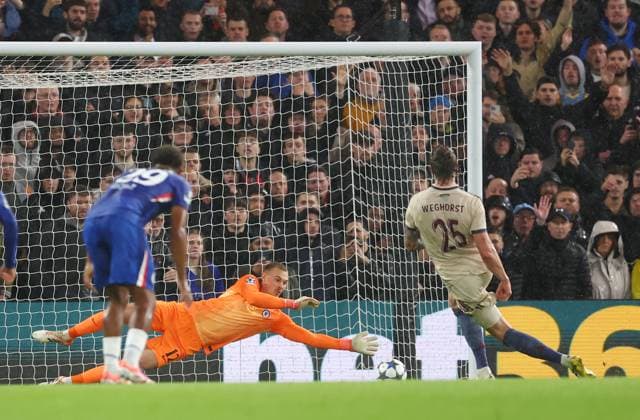 London, England, 22nd October 2025. Wout Weghorst of Ajax scores from the penalty spot (2-1) during the Chelsea vs Ajax UEFA Champions League match at Stamford Bridge, London. Picture credit should read: Paul Terry Sportimage EDITORIAL USE ONLY. No use with unauthorised audio, video, data, fixture lists, club league logos or live services. Online in-match use limited to 120 images, no video emulation. No use in betting, games or single club league player publications. SPI_045_PT_Chelsea_Ajax SPI-4230-0043