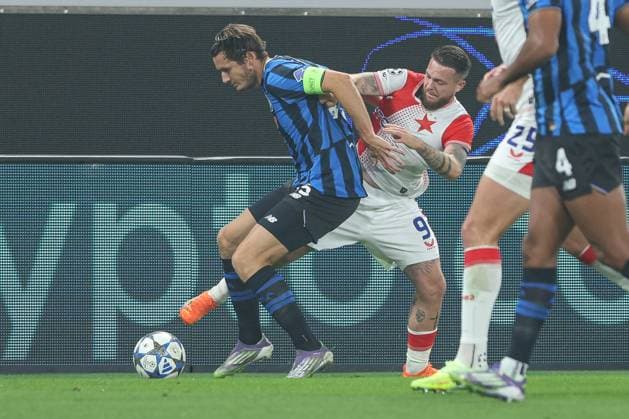 Atalanta™s Marten de Roon Slavia s Vasil Kusej during the Uefa Champions League 25 26 soccer match between Atalanta B.C.and SK Slavia Prague at the New Balance Stadium in Bergamo, Italy - Wednesday, October 22, 2025. - Soccer .  Copyright: xStefanoxNicoli LaPressex