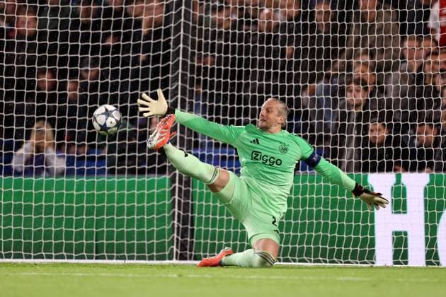 Chelsea v Ajax 22 October 2025, London - UEFA Champions League - League Stage - Chelsea v Ajax - Ajax goalkeeper Remko Pasveer is beaten by the second Chelsea goal, scored by Moises Caicedo of Chelsea - Photo: Jacques Feeney Offside. London UK Copyright: xJacquesxFeeneyx xOffsidexOffside