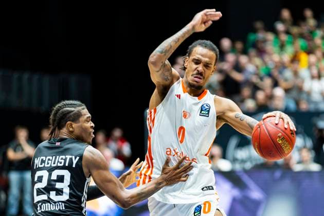 22.10.2025, xomx, Basketball BKT EuroCup, NINERS Chemnitz - London Lions v.l. Kameron Mcgusty (London Lions) und +co+ im Zweikampf am Ball. Chemnitz