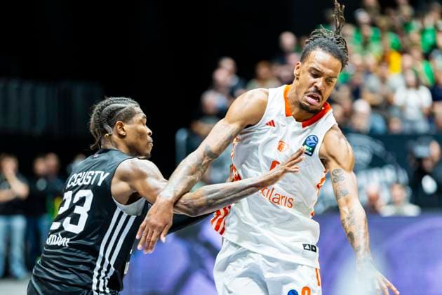 22.10.2025, xomx, Basketball BKT EuroCup, NINERS Chemnitz - London Lions v.l. Kameron Mcgusty (London Lions) und +co+ im Zweikampf am Ball. Chemnitz