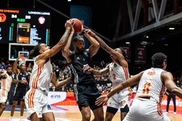 GER, BKT EuroCup, Saison 2025 2026, Niners Chemnitz - London Lions. 22.10.2025, Messe, Chemnitz, GER, BKT EuroCup, Saison 2025 2026, Niners Chemnitz - London Lions. Johnathan Williams (London Lions, 13) Foto Alexander Trienitz Chemnitz Messe Sachsen Deutschland