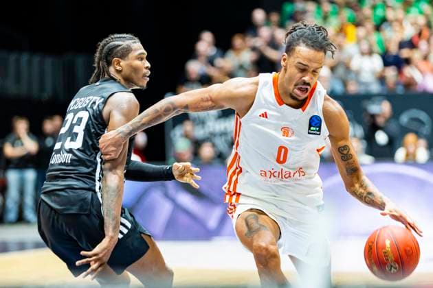 22.10.2025, xomx, Basketball BKT EuroCup, NINERS Chemnitz - London Lions v.l. Kameron Mcgusty (London Lions) und +co+ im Zweikampf am Ball. Chemnitz