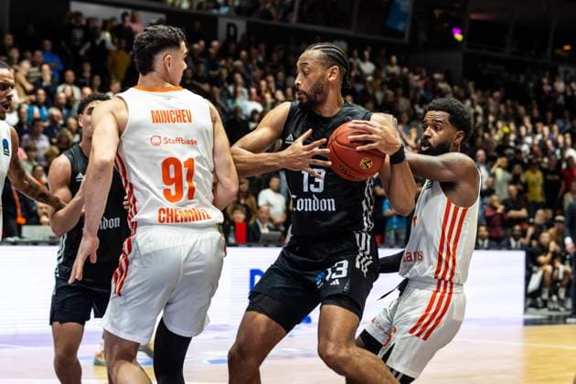 GER, BKT EuroCup, Saison 2025 2026, Niners Chemnitz - London Lions. 22.10.2025, Messe, Chemnitz, GER, BKT EuroCup, Saison 2025 2026, Niners Chemnitz - London Lions. Johnathan Williams (London Lions, 13) Foto Alexander Trienitz Chemnitz Messe Sachsen Deutschland