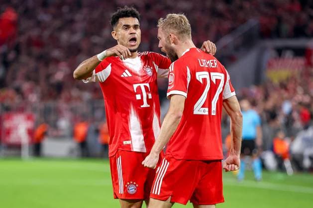 22.10.2025, Fußball, UEFA Champions League, FC Bayern München - Club Brügge, Allianz Arena, Saison 2025 2026: Torjubel nach dem Tor zum 3:0 durch Torschütze Luis Diaz (FC Bayern Muenchen 14) zusammen mit Konrad Laimer (FC Bayern Muenchen 27) Regulations prohibit any use of photographs as image sequences and or quasi-video. Bayern Deutschland