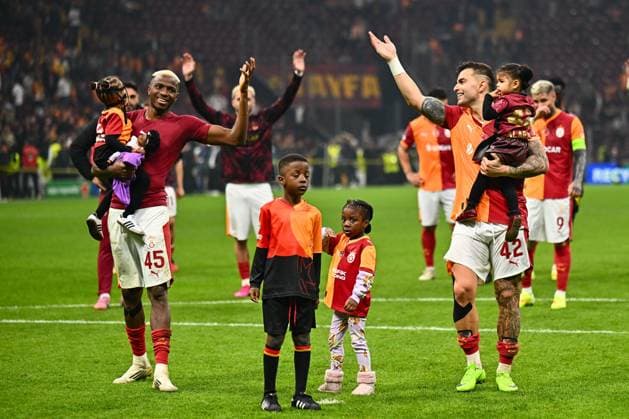 Galatasaray v Bodo Glimt - UEFA Champions League ISTANBUL, TURKIYE - OCTOBER 22: Players of Galatasaray greet the fans after the UEFA Champions League third-week football match between Galatasaray and Bodo Glimt at RAMS Park in Istanbul, Turkiye on October 22, 2025. Cem Tekkesinoglu Anadolu Istanbul Turkey. Editorial use only. Please get in touch for any other usage.  Copyright: x2025xAnadoluxCemxTekkesinoglux