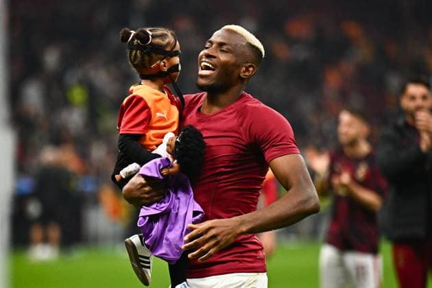 Galatasaray v Bodo Glimt - UEFA Champions League ISTANBUL, TURKIYE - OCTOBER 22: Victor Osimhen of Galatasaray greets the fans after the UEFA Champions League third-week football match between Galatasaray and Bodo Glimt at RAMS Park in Istanbul, Turkiye on October 22, 2025. Cem Tekkesinoglu Anadolu Istanbul Turkey. Editorial use only. Please get in touch for any other usage.  Copyright: x2025xAnadoluxCemxTekkesinoglux