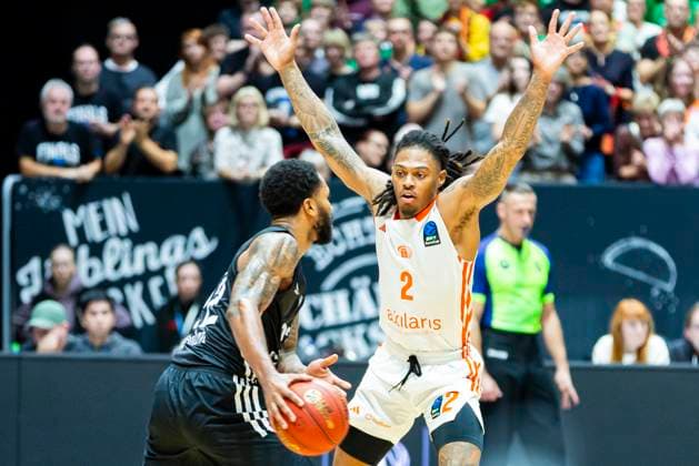 22.10.2025, xomx, Basketball BKT EuroCup, NINERS Chemnitz - London Lions v.l. Tarik Phillip (London Lions) am Ball im Zweikampf mit Nike Sibande (Niners Chemnitz) Chemnitz