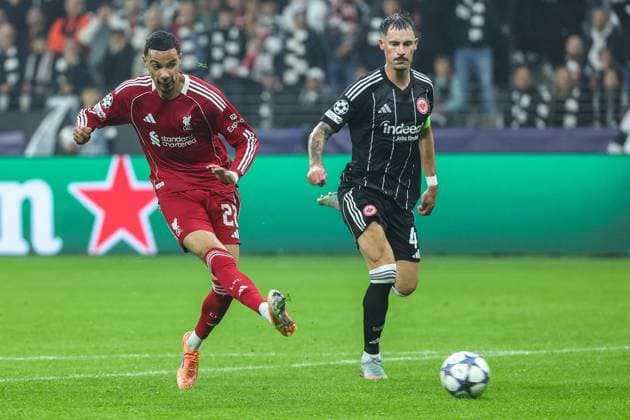 UEFA Champions League - Eintracht Frankfurt - Liverpool FC am 22.10.2025 im Deutsche Bank Park in Frankfurt Hugo Ekitike (Liverpool 22) erzielt das Tor zum 1 zu 1, Robin Koch (Frankfurt 4) schaut nur noch zu