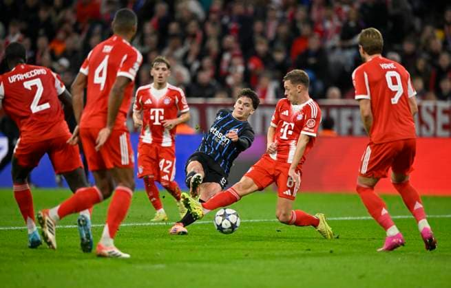 Torschuss Aktion Torchance Christos Tzolis Club Brugge FC Bruegge (08) gegen Joshua Kimmich FC Bayern Muenchen FCB (06) Harry Kane FC Bayern Muenchen FCB (09) Lennart Karl Bayern Muenchen FCB (42) Jonathan Tah FC Bayern Muenchen FCB (04) Dayot Upamecano FC Bayern Muenchen FCB (02) FC Bayern Muenchen FCB vs Club Brugge FC Bruegge Spieltag 03 22.10.2025 DFL REGULATIONS PROHIBIT ANY USE OF PHOTOGRAPHS AS IMAGE SEQUENCES AND OR QUASI-VIDEO FC Bayern Muenchen FCB vs Club Brugge FC Bruegge