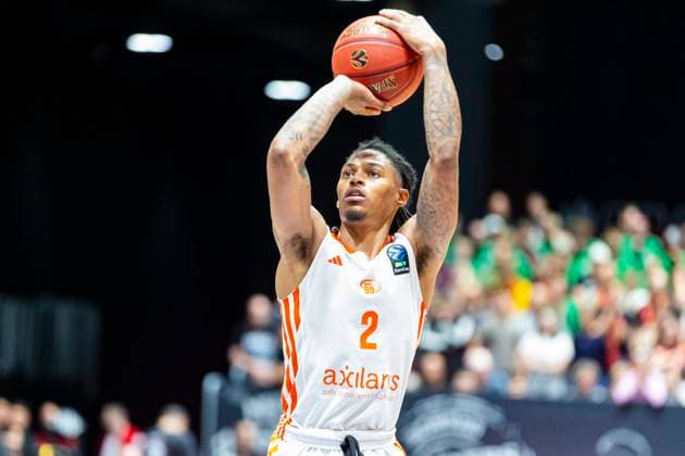 22.10.2025, xomx, Basketball BKT EuroCup, NINERS Chemnitz - London Lions v.l. Nike Sibande (Niners Chemnitz) am Ball Chemnitz