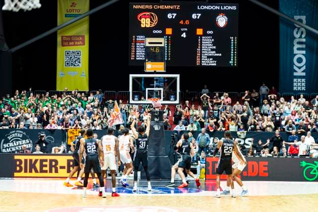 22.10.2025, xomx, Basketball BKT EuroCup, NINERS Chemnitz - London Lions v.l. Deane Williams (London Lions) mit dem Siegtreffer. Endtand: 67:68 Chemnitz