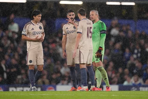 LONDON , 22-10-2025 , Stamford Bridge , season 2025 2026 , UEFA Champions League football , League phase Matchday 3 , match between Chelsea and Ajax , picture shows Ajax player Ko Itakura, Ajax player Josip Sutalo, Ajax player Youri Baas, Ajax goalkeeper Remko Pasveer Chelsea - Ajax  x31643806x Copyright: