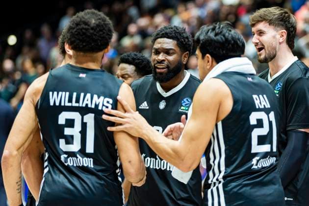 22.10.2025, xomx, Basketball BKT EuroCup, NINERS Chemnitz - London Lions v.l. Das Spiel ist aus. Die Maenner aus London gewinnen mit 68:67 gegen die Sachsen. Chemnitz