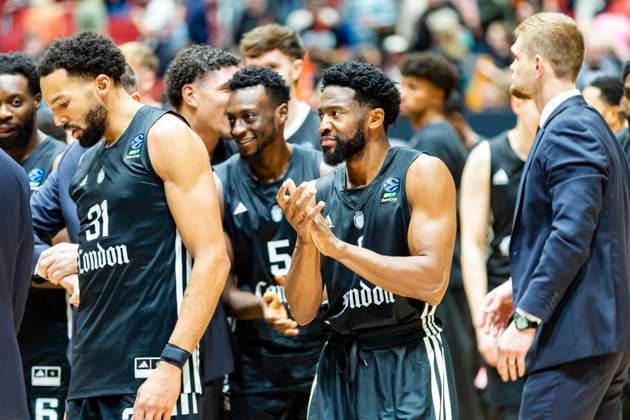 22.10.2025, xomx, Basketball BKT EuroCup, NINERS Chemnitz - London Lions v.l. Das Spiel ist aus. Die Maenner aus London gewinnen mit 68:67 gegen die Sachsen. Chemnitz