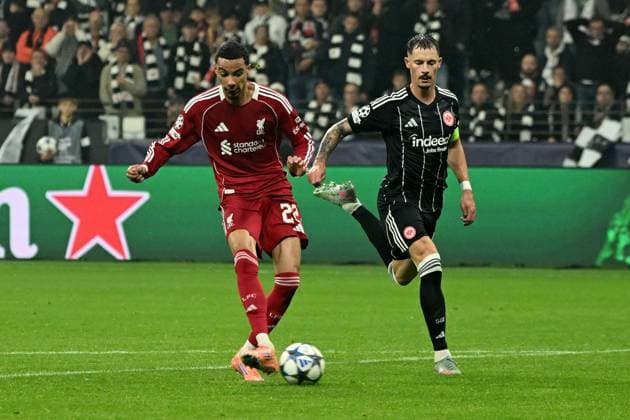 22.10.2025, xjhx, Fussball UEFA Champions League, Eintracht Frankfurt - FC Liverpool v.l. Hugo Ekitike (FC Liverpool) Torschuetze, erzielt das Tor, Treffer, scores the goal 1:1 Robin Koch (Eintracht Frankfurt) (UEFA REGULATIONS PROHIBIT ANY USE OF PHOTOGRAPHS as IMAGE SEQUENCES and or QUASI-VIDEO) Frankfurt am Main