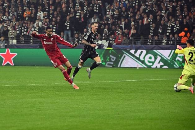 22.10.2025, xjhx, Fussball UEFA Champions League, Eintracht Frankfurt - FC Liverpool v.l. Hugo Ekitike (FC Liverpool) Torschuetze, erzielt das Tor, Treffer, scores the goal 1:1 Robin Koch (Eintracht Frankfurt) Michael Zetterer (Eintracht Frankfurt) (UEFA REGULATIONS PROHIBIT ANY USE OF PHOTOGRAPHS as IMAGE SEQUENCES and or QUASI-VIDEO) Frankfurt am Main