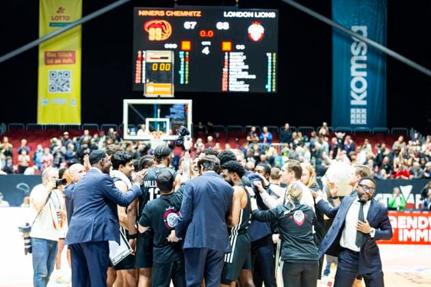 22.10.2025, xomx, Basketball BKT EuroCup, NINERS Chemnitz - London Lions v.l. Das Spiel ist aus. Die Maenner aus London gewinnen mit 68:67 gegen die Sachsen. Chemnitz