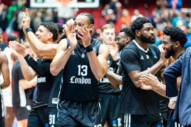 22.10.2025, xomx, Basketball BKT EuroCup, NINERS Chemnitz - London Lions v.l. Das Spiel ist aus. Die Maenner aus London gewinnen mit 68:67 gegen die Sachsen. Chemnitz