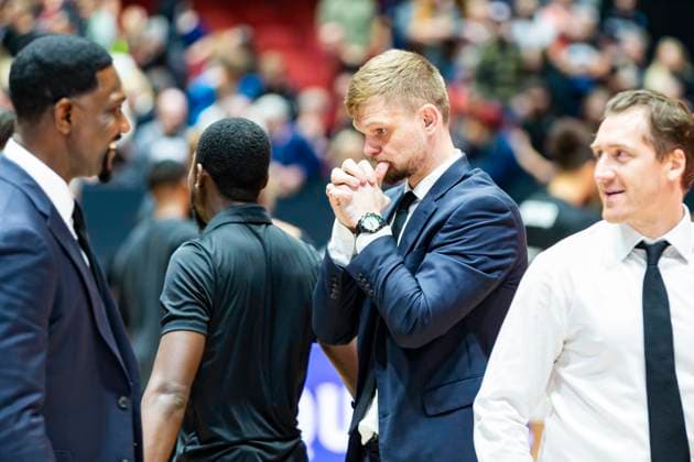 22.10.2025, xomx, Basketball BKT EuroCup, NINERS Chemnitz - London Lions v.l. Das Spiel ist aus. Die Maenner aus London gewinnen mit 68:67 gegen die Sachsen. Tautvydas Sabonis (London Lions) Chemnitz