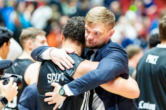 22.10.2025, xomx, Basketball BKT EuroCup, NINERS Chemnitz - London Lions v.l. Das Spiel ist aus. Die Maenner aus London gewinnen mit 68:67 gegen die Sachsen. Tautvydas Sabonis (London Lions). Joel Scott (London Lions) Chemnitz