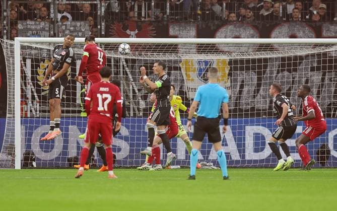 22.10.2025, xovx, Fußball UEFA Champions League, Eintracht Frankfurt - FC Liverpool v.l. Aurele Amenda (Eintracht Frankfurt), Virgil van Dijk (FC Liverpool) mit dem Tor zum 1:2, Conor Bradley (FC Liverpool), Robin Koch (Eintracht Frankfurt), Michael Zetterer (Eintracht Frankfurt), Mario Götze (Eintracht Frankfurt), Ibrahima Konate (FC Liverpool) (DFL DFB REGULATIONS PROHIBIT ANY USE OF PHOTOGRAPHS as IMAGE SEQUENCES and or QUASI-VIDEO) emspor Frankfurt am Main