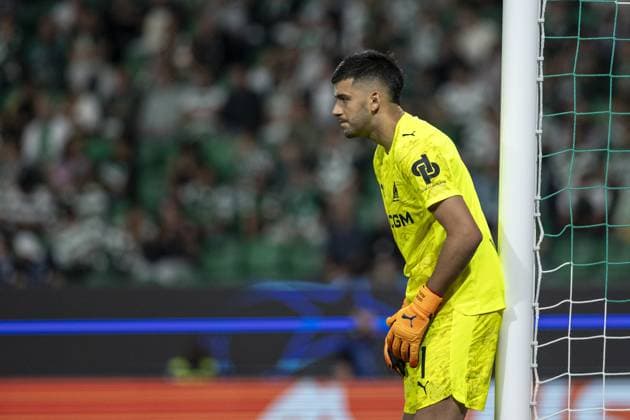Geronimo Rulli 1 Olympique de Marseille looks on during the UEFA Champions League match between Sporting CP vs Olympique de Marseille at Estadio Jose Alvalade on October 22nd,2025 (Photo by Joao Bravo Sports Press Photo) Copyright: xJoaoxBravox Sportspressphoto_SPR46400