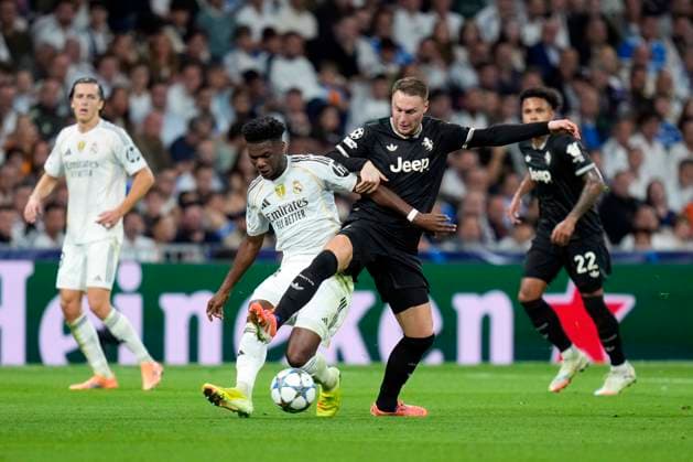 ESP: Real Madrid v Juventus. UEFA Champions League. Matchday 3. Aurelien Tchouameni of Real Madrid CF and Teun Koopmeiners of Juventus FC during the UEFA Champions League match, between Real Madrid and Juventus, matchday 3, played at Santiago Bernabeu Stadium on October 22, 2025 in Madrid, Spain. kpng Copyright: xCesarxCebollax xPRESSINx PS_241022_RMA_JUV_2526_101