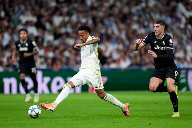 ESP: Real Madrid v Juventus. UEFA Champions League. Matchday 3. Eder Militao of Real Madrid CF and Dusan Vlahovic of Juventus FC during the UEFA Champions League match, between Real Madrid and Juventus, matchday 3, played at Santiago Bernabeu Stadium on October 22, 2025 in Madrid, Spain. kpng Copyright: xCesarxCebollax xPRESSINx PS_241022_RMA_JUV_2526_103