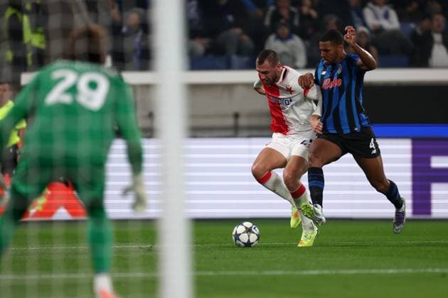Tomas Chory (SK Slavia Praha) und Isak Hien (Atalanta Bc) battle for the ball, UEFA Champions League 2025 26 League Phase MD3, Atalanta BC v SK Slavia Praha, Gewiss Stadium, October 22, 2025, Bergamo, Italy.
