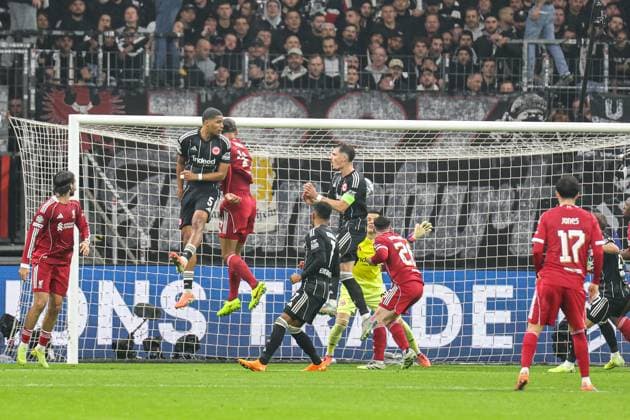 Virgil Van Dijk (FC Liverpool, 4) mit dem 1-2 per Kopf nach Eckbacll UEFA Champions League, 3. Spieltag: Eintracht Frankfurt - FC Liverpool am 22.10.25 in Deutsche Bank Park, Frankfurt Frankfurt Deutsche Bank Park Frankfurt Deutschland Copyright: xAlfioxMarinox